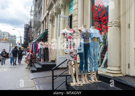 New York, NY, USA - 26. Mai 2017 - Damen Bekleidung für den Verkauf auf der Canal Street Stockfoto