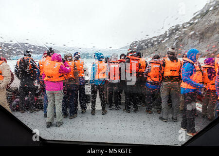 Touristen auf dem Boot anzeigen Glaciar Grey & gekalbt iceburgs am Lago Grey, Torres del Paine Nationalpark, Patagonien, Chile Stockfoto