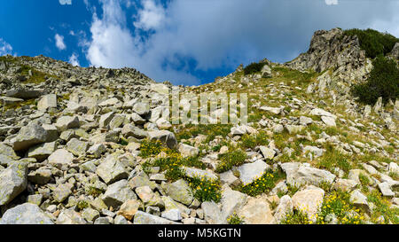 Schwieriger Wanderweg bergauf durch die Felsen am steilen Berghang im Pirin Nationalpark, Bulgarien in der Nähe von Muratov Peak und Vihren Hütte Stockfoto