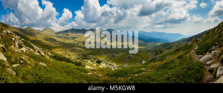 Panoramablick von Pirin Nationalpark in sonniger Tag mit schönen weißen Wolken über dem Horizont, Bulgarien Stockfoto