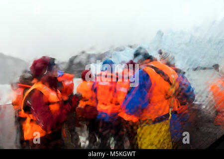 Touristen auf dem Boot anzeigen Glaciar Grey & gekalbt iceburgs am Lago Grey, Torres del Paine Nationalpark, Patagonien, Chile Stockfoto