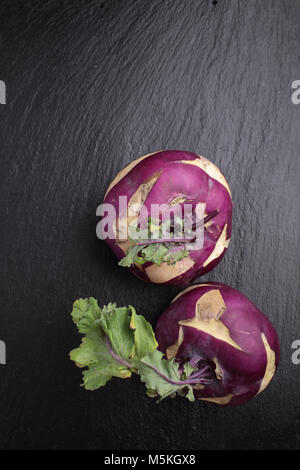 Rohe Kohlrabi auf einer Schiefertafel Schneidebrett Stockfoto