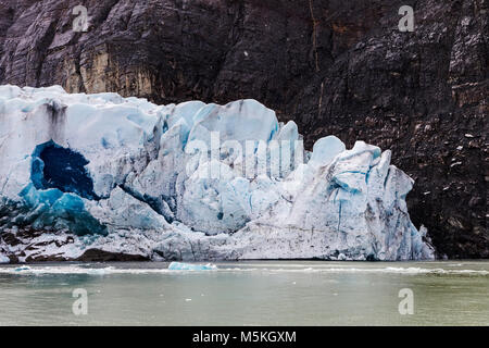 Robuste Gesicht der Glaciar Grey schmilzt und Kälber in den Lago Grey, Torres del Paine Nationalpark, Patagonien, Chile Stockfoto