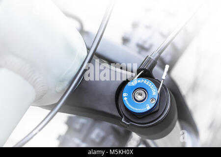 Stoßdämpfer und Ausrüstung Detail, Nahaufnahme der oberen Kappe von Mountainbike-Vorderradaufhängung, die bei hoher und niedriger Geschwindigkeit Kompression einstellbar ist. Stockfoto