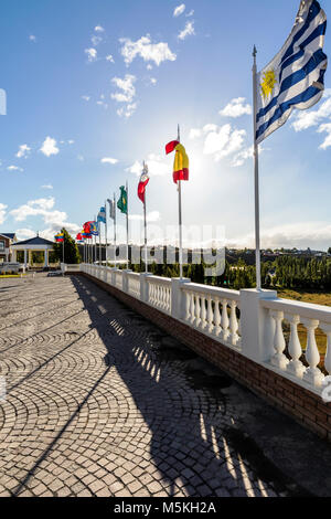 Internationale Flaggen fliegen; Hotel Unique Luxury; El Calafate, Argentinien Stockfoto