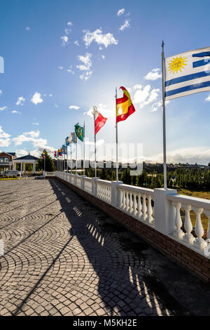 Internationale Flaggen fliegen; Hotel Unique Luxury; El Calafate, Argentinien Stockfoto