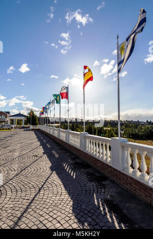 Internationale Flaggen fliegen; Hotel Unique Luxury; El Calafate, Argentinien Stockfoto