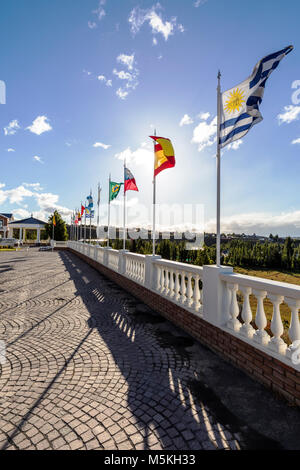 Internationale Flaggen fliegen; Hotel Unique Luxury; El Calafate, Argentinien Stockfoto