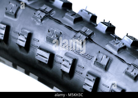 Neu und sauber Black Mountain bike Hinterrad detail und 29 x 2,2 Reifen close up, abstrakten mit weißem Hintergrund Stockfoto