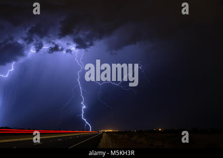 Blitze am Nachthimmel über Phoenix, Arizona während eines Monsunwitters Stockfoto