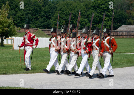 Soldaten marschieren im Fort George Historic Site, Niagara-on-the-Lake, Ontario, Kanada Stockfoto