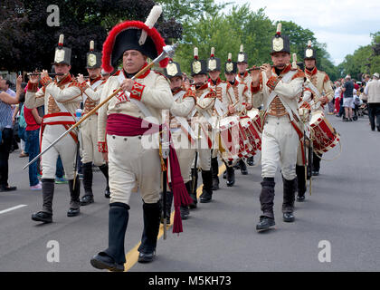 Das Fort George Fife und Drum Band marschieren durch die Straßen von Niagara-on-the-Lake als Teil der jährlichen Canada Day Parade Stockfoto