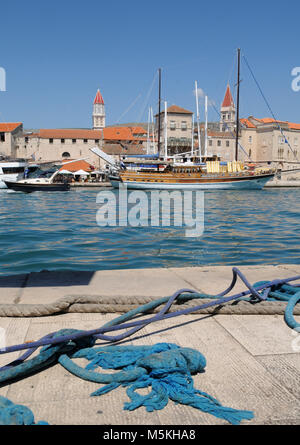 Trogir, Kroatien. Sonnigen Promenade entlang der Pier der venezianischen Altstadt, dalmatinischen Küste in Kroatien. Stockfoto