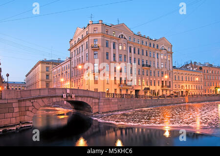 SAINT-Petersburg, Russland, Januar 1, 2016: Nachtansicht der Moyka River Quay mit zweiten Winter Brücke Stockfoto