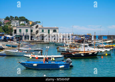 Fischerboote Marina Grande auf Capri, Italien Stockfoto