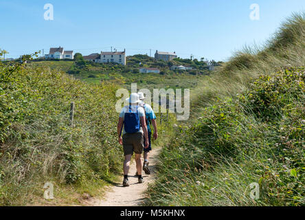 Menschen zu Fuß auf dem South West Coast Path ennen Cove in Cornwall, England, Großbritannien, Großbritannien nähert, Stockfoto