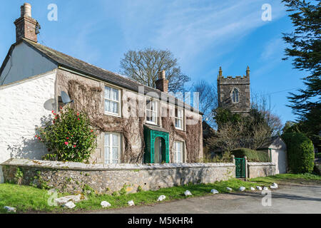 Cottage und Kirche im Dorf manaccan, Cornwall, wngland, Großbritannien, Großbritannien. Stockfoto