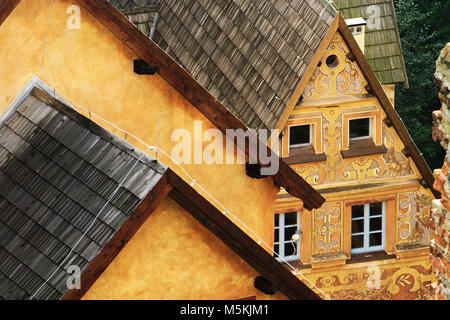 Das geneigte Dach des Torhauses Gebäude von Grodno schloss mit wertvollen Sgraffiti an den Wänden. Zagorze Slaskie, Niederschlesien, Polen. Stockfoto