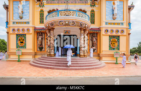 Cao Dai Tempel Heiliger Stuhl, Tay Ninh von außen mit exquisiten Mustern und leuchtenden Farben. Tay Ninh, in der Nähe von Ho Chi Minh City, Vietnam Stockfoto