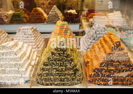 Bild von Turkish Delight oder Rahat lokum Pyramiden auf Anzeige in Konditorei in Istanbul, Türkei. Stockfoto