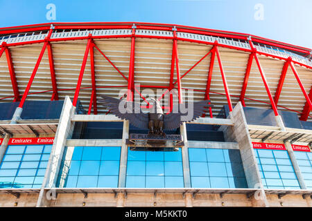 Eagle Skulptur am Eingang von Benfica Stadion (Estadio da Luz) in Lissabon. Stockfoto