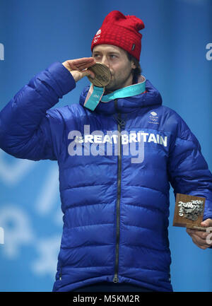 Großbritanniens Billy Morgan feiert mit seiner Bronzemedaille bei den Herren Snowboard Big Air finale Siegerehrung am Tag 15 der Winter-olympischen Spiele 2018 PyeongChang in Südkorea. Stockfoto