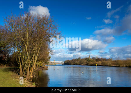 Die Barton Road Swing Bridge und der Barton Swing Aquädukt aus den Manchester Ship Canal bei Barton-upon-Irwell, Salford, Manchester, UK. Stockfoto