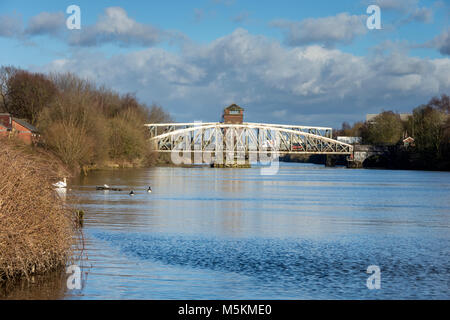 Die Barton Road Swing Bridge und der Barton Swing Aquädukt aus den Manchester Ship Canal bei Barton-upon-Irwell, Salford, Manchester, UK. Stockfoto