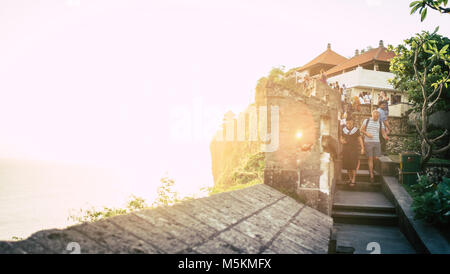 Der Sonnenuntergang über dem Meer von einem Tempel auf den Klippen in Uluwatu, Bali gesehen Stockfoto