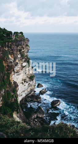 Der Blick über das Meer von einem Tempel auf den Klippen in Uluwatu, Bali gesehen Stockfoto