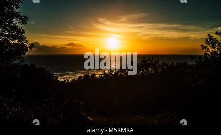 Der Sonnenuntergang in Gili Meno, Gili Inseln über dem Wasser auf Bali gesehen werden kann. Stockfoto