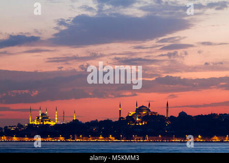 Silhouette von der Blauen Moschee und der Hagia Sophia, in den Sonnenuntergang, Istanbul, Türkei. Stockfoto