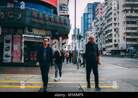 Überqueren Sie die Straße an der Ampel in Hongkong Stockfoto