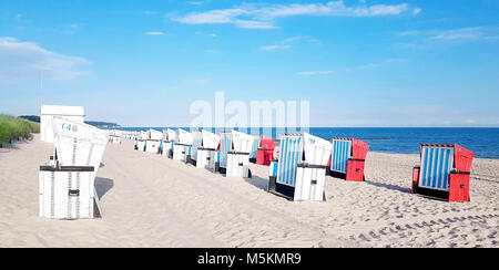 Warenkorb Stuhl am Strand an der Ostsee in Rostock, Deutschland Stockfoto