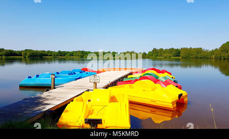 Bunte Tretboote auf dem Boot Dock auf See Stockfoto