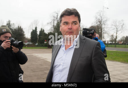 Geschäftsmann, Dominic Chappell, verlässt nach Barkingside Amtsgericht verurteilt werden £ 87.000 für die Zurückhaltung Beweise in die Pensionskasse seines Unternehmens. Stockfoto