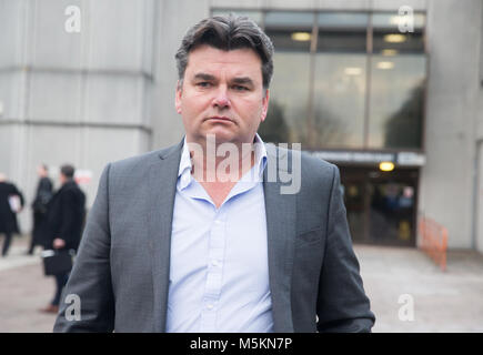 Geschäftsmann, Dominic Chappell, verlässt nach Barkingside Amtsgericht verurteilt werden £ 87.000 für die Zurückhaltung Beweise in die Pensionskasse seines Unternehmens. Stockfoto