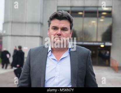 Geschäftsmann, Dominic Chappell, verlässt nach Barkingside Amtsgericht verurteilt werden £ 87.000 für die Zurückhaltung Beweise in die Pensionskasse seines Unternehmens. Stockfoto