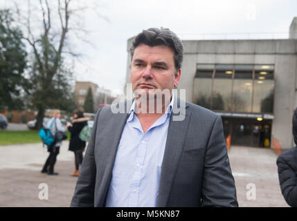 Geschäftsmann, Dominic Chappell, verlässt nach Barkingside Amtsgericht verurteilt werden £ 87.000 für die Zurückhaltung Beweise in die Pensionskasse seines Unternehmens. Stockfoto