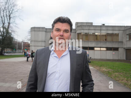 Geschäftsmann, Dominic Chappell, verlässt nach Barkingside Amtsgericht verurteilt werden £ 87.000 für die Zurückhaltung Beweise in die Pensionskasse seines Unternehmens. Stockfoto