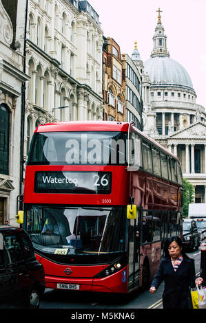 Eine London Bus fließt durch die Fleet Street in London mit St. Paul's im Hintergrund Stockfoto