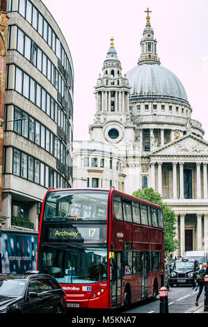 Eine London Bus fließt durch die Fleet Street in London mit St. Paul's im Hintergrund Stockfoto