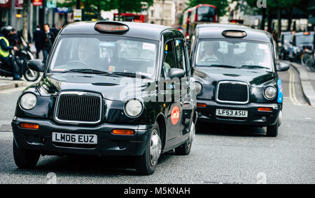 Zwei schwarze Taxis auf der Straße in London. Stockfoto