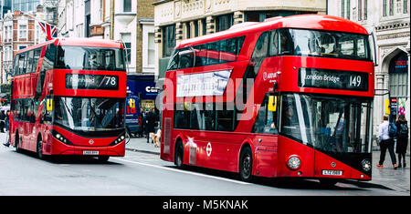 Zwei Neue routemaster roten Londoner Busse fahren durch die Stadt London Stockfoto