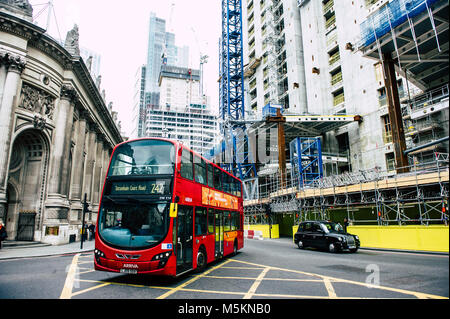 Ein Bus in Richtung Bank Kreuzung in der Londoner City Stockfoto