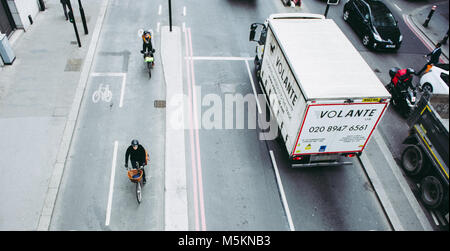 Ein Radfahrer im Osten Wester Zyklus Radweg superhighway in London mit einem Lkw neben ihm Stockfoto