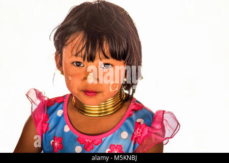 CHIANG RAI, THAILAND - 20. FEBRUAR 2017 - Unbekannter lange Hals Karen Hill Tribe Kind. Karen lange Hals Dörfer in Chiang Rai, Thailand, auf weissem Ba Stockfoto