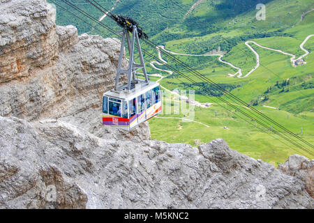 SASS PORDOI, ITALIEN AM 18. JULI 2014 - Seilbahn von Sass Pordoi Bergmassiv, Dolomiten, Italien, Europa Stockfoto