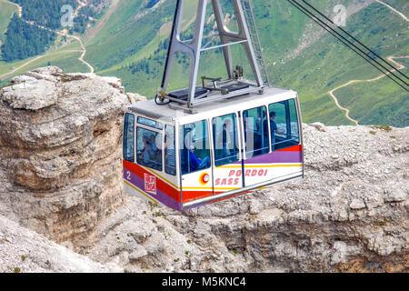 SASS PORDOI, ITALIEN AM 18. JULI 2014 - Seilbahn von Sass Pordoi Bergmassiv, Dolomiten, Italien, Europa Stockfoto