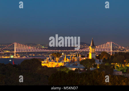 Nacht Blick über den Topkapi Palast und den Bosporus Brücke, in Istanbul, Türkei. Stockfoto